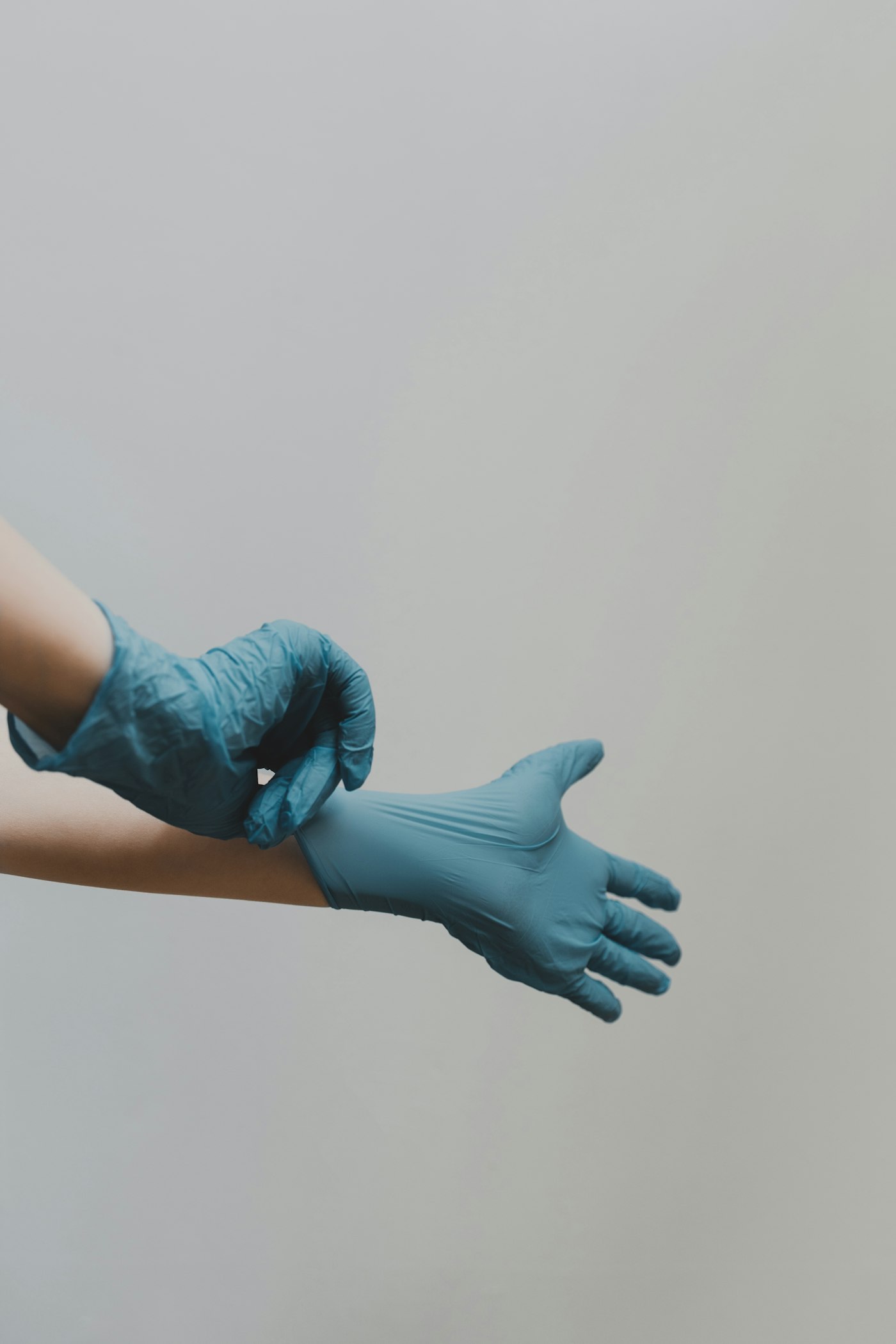 Personal de limpieza profesional ASOSSERGRUPO con guantes de nitrilo